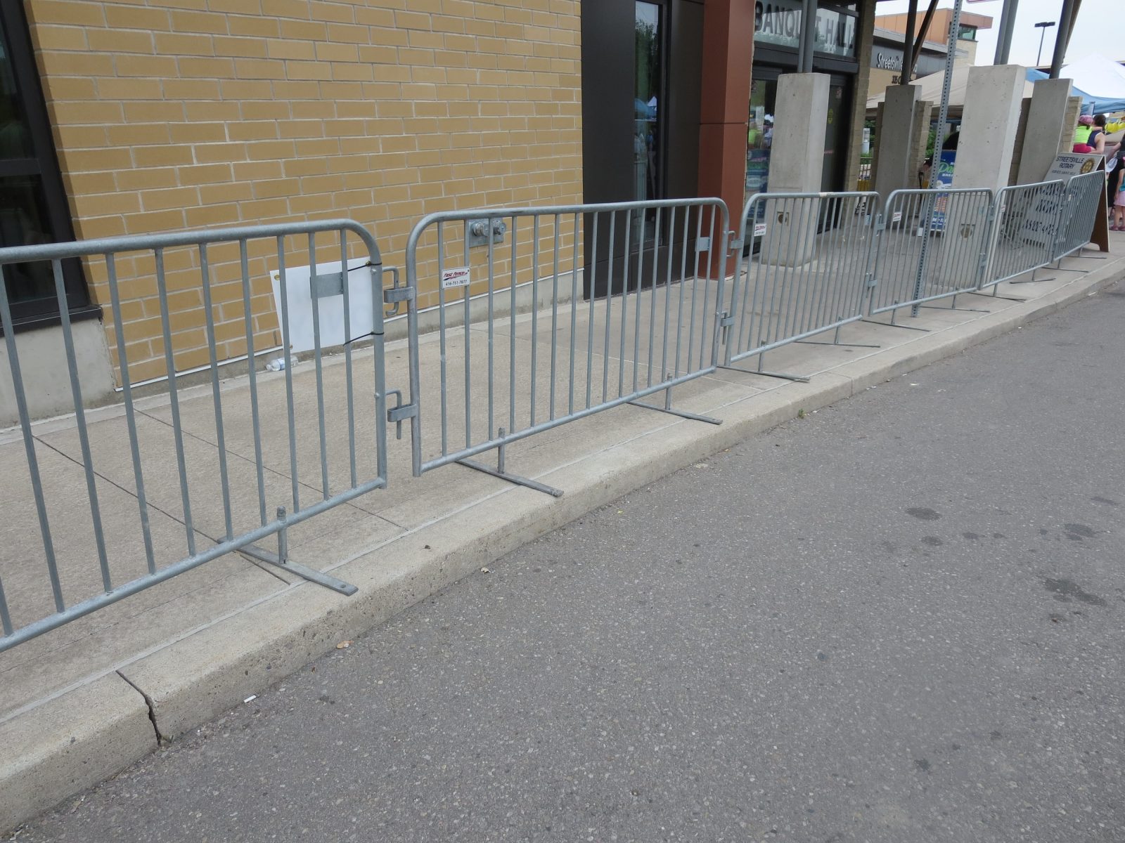 Crowd control barricades