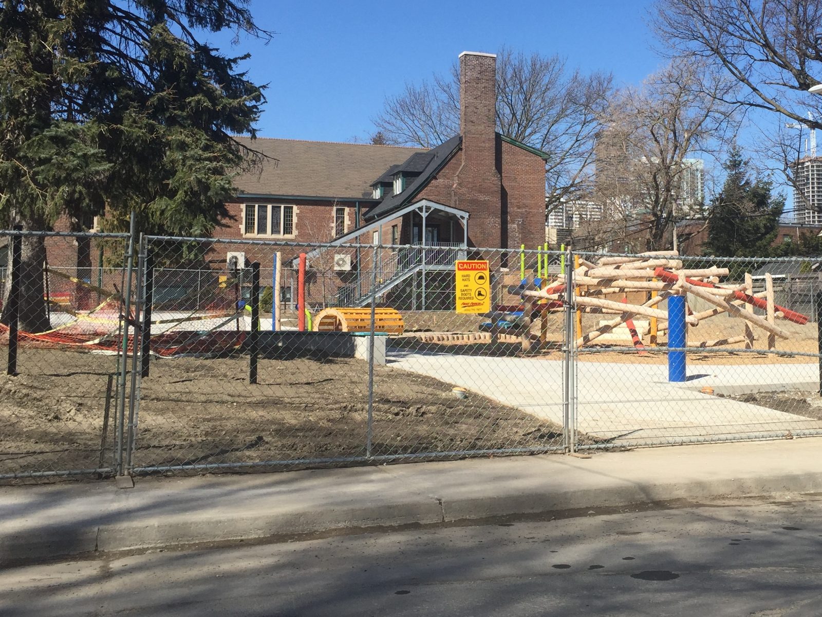 Temporary fence for playground construction